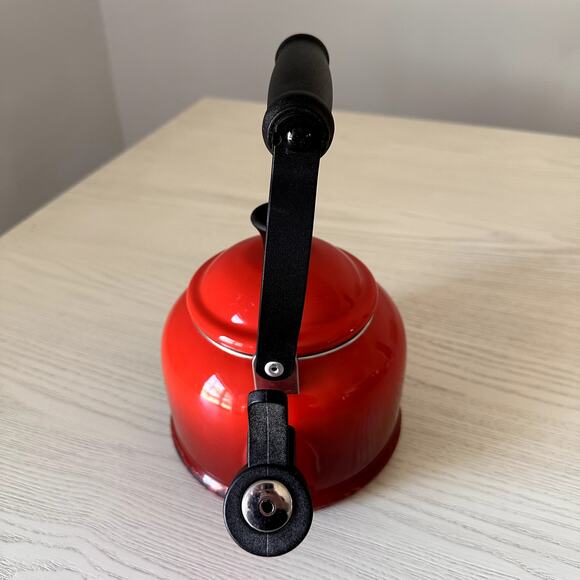 Le Creuset Whistling Tea Kettle 1.25 Quarts 1.1L Teapot Red Enamel - Picture 3 of 9